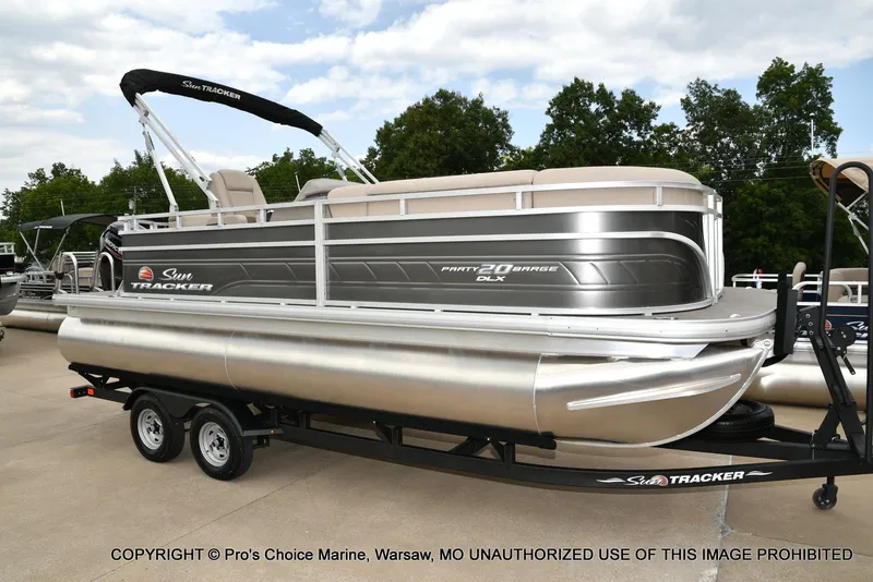 Slide: The Image of Sun Tracker Party Barge 20 DLX 2025 - 37