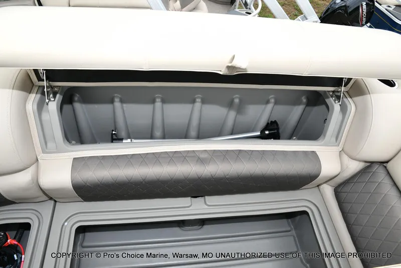 Slide: The Image of Sun Tracker Party Barge 20 DLX 2025 - 39