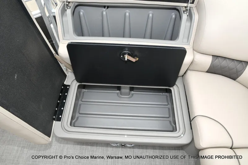 Slide: The Image of Sun Tracker Party Barge 20 DLX 2025 - 43