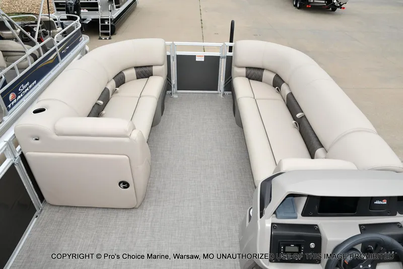 Slide: The Image of Sun Tracker Party Barge 20 DLX 2025 - 44