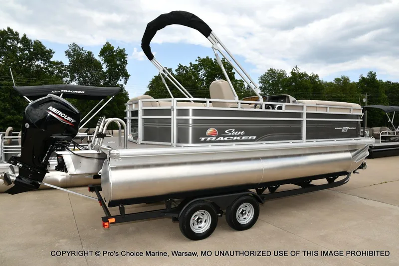 Slide: The Image of Sun Tracker Party Barge 20 DLX 2025 - 5