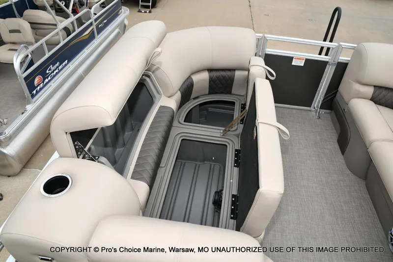 Slide: The Image of Sun Tracker Party Barge 20 DLX 2025 - 53