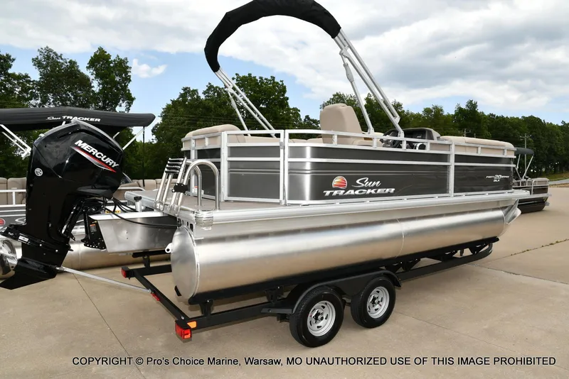 Slide: The Image of Sun Tracker Party Barge 20 DLX 2025 - 9