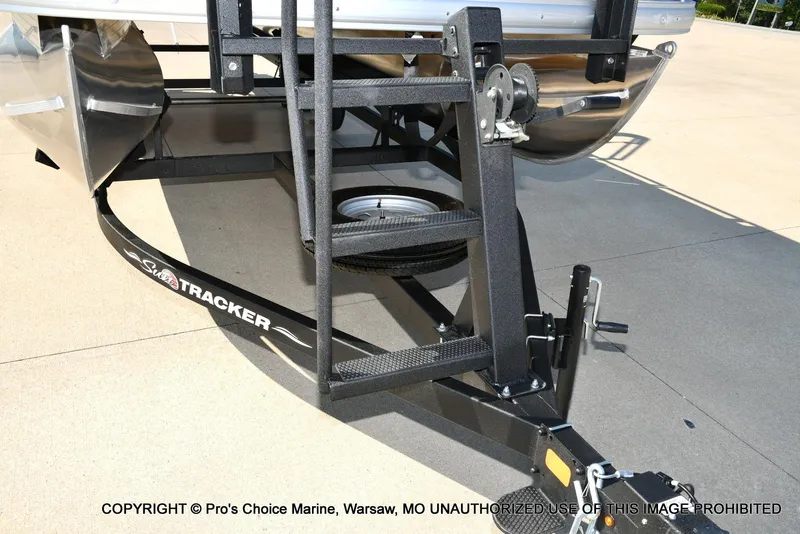 Slide: The Image of Sun Tracker Party Barge 22 DLX w/150 Mercury 4 Stroke 2025 - 9