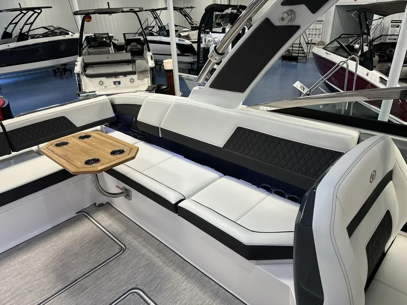 Slide: The Image of Cobalt R33 Surf 2025 - 17