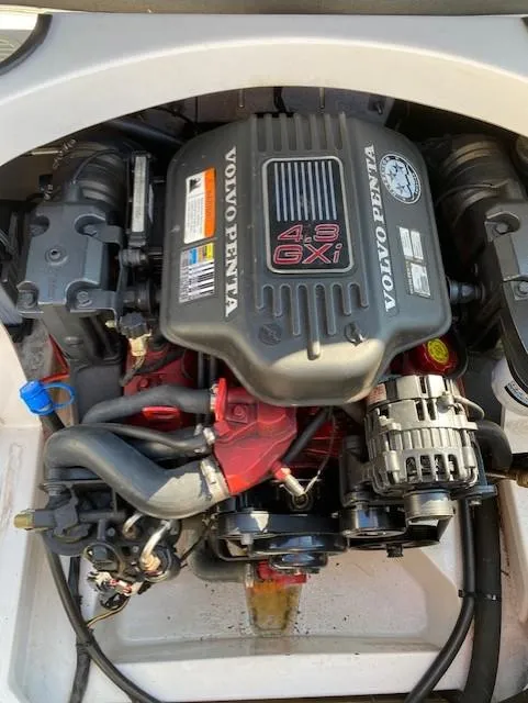 Slide: The Image of Volvo Penta 4.3 GXI engine in 2007 Four Winns 200 Horizon boat. - 9