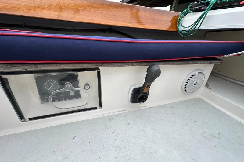 Slide: The Image of 2005 Express Alerion boat cockpit controls with gauge, lever, and speaker. - 29