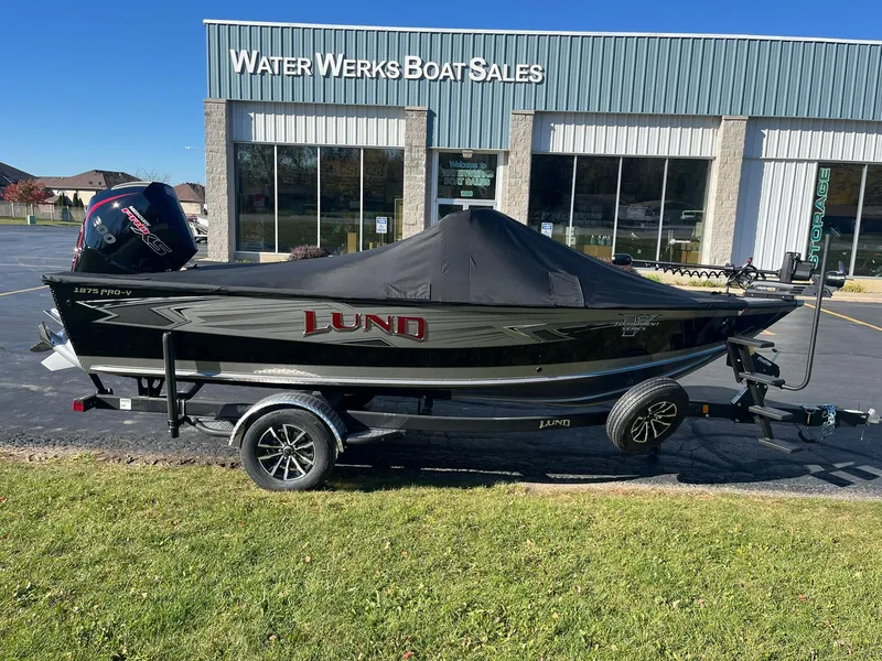 Slide: The Image of 2025 Lund 1875 Pro-V boat at Water Werks Boat Sales dealership. - 38