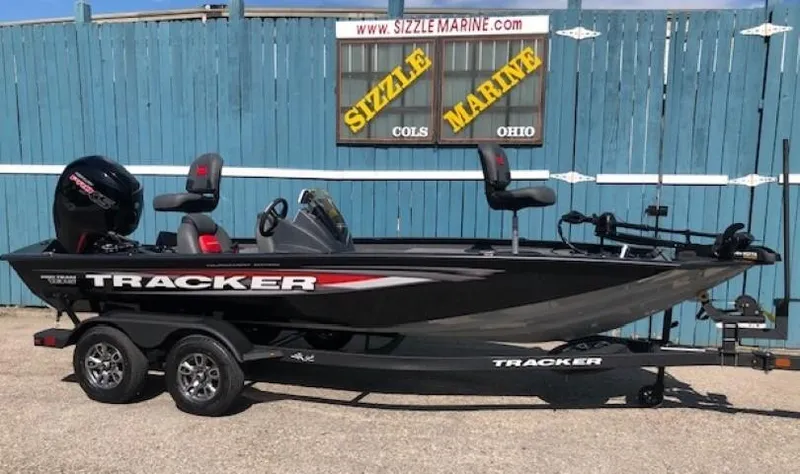 Slide: The Image of 2025 Tracker Pro Team 195 TXW Tournament Edition boat at Sizzle Marine dealership. - 29