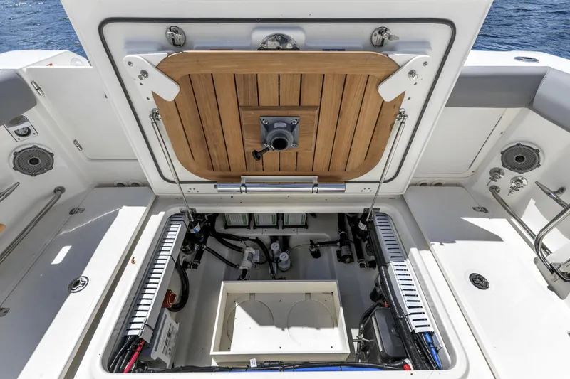 Slide: The Image of Boston Whaler 330 Outrage 2022 - 43