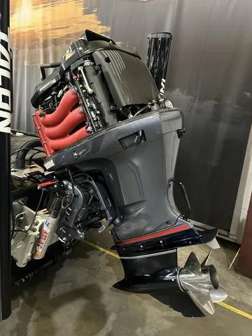 Slide: The Image of 2023 Skeeter FXR21 with Yamaha 250 SHO outboard motor, detailed view. - 16