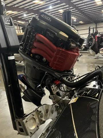 Slide: The Image of 2023 Skeeter FXR21 with Yamaha 250 SHO engine in a warehouse setting. - 18