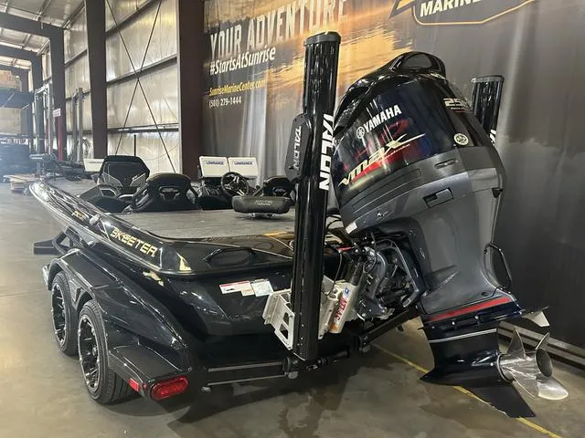 Slide: The Image of 2023 Skeeter FXR21 boat with Yamaha 250 SHO engine in showroom. - 5