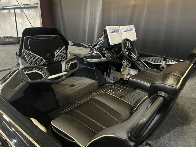 Slide: The Image of 2023 Skeeter FXR21 boat interior with Yamaha 250 SHO engine, featuring dual Lowrance displays. - 7