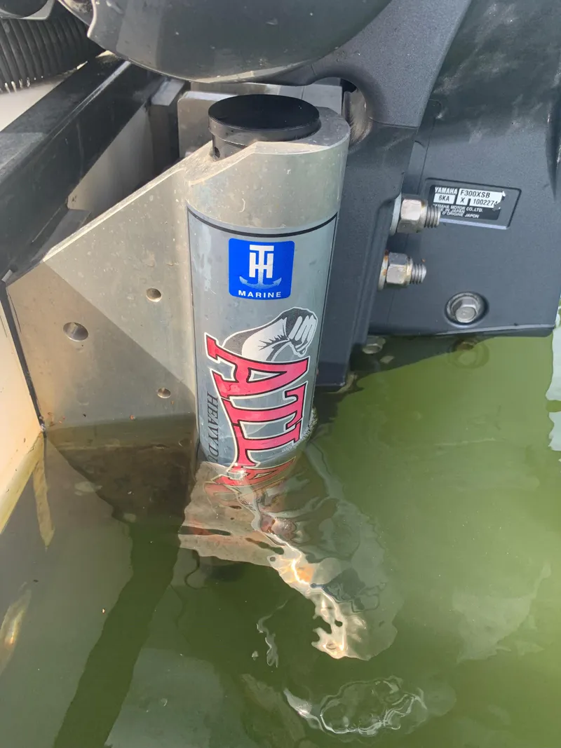 Slide: The Image of Pathfinder 2600 TRS 2021 boat with Atlas hydraulic jack plate in water. - 30