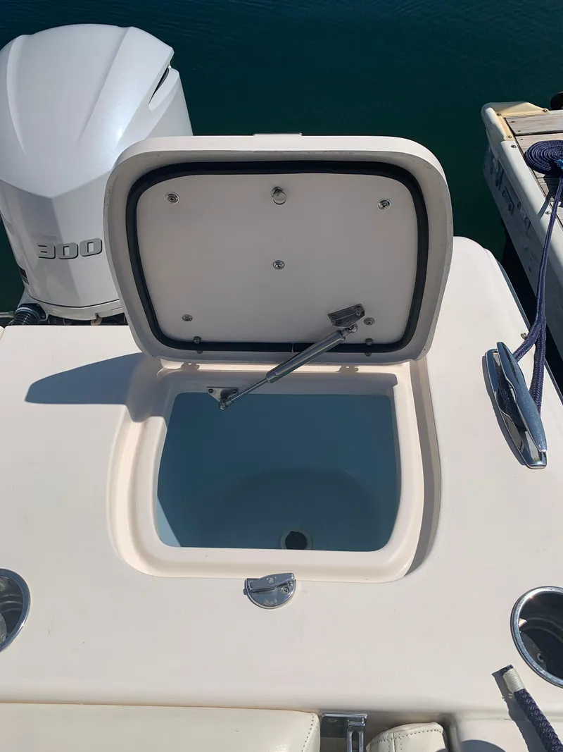 Slide: The Image of 17-Transom livewell - 16