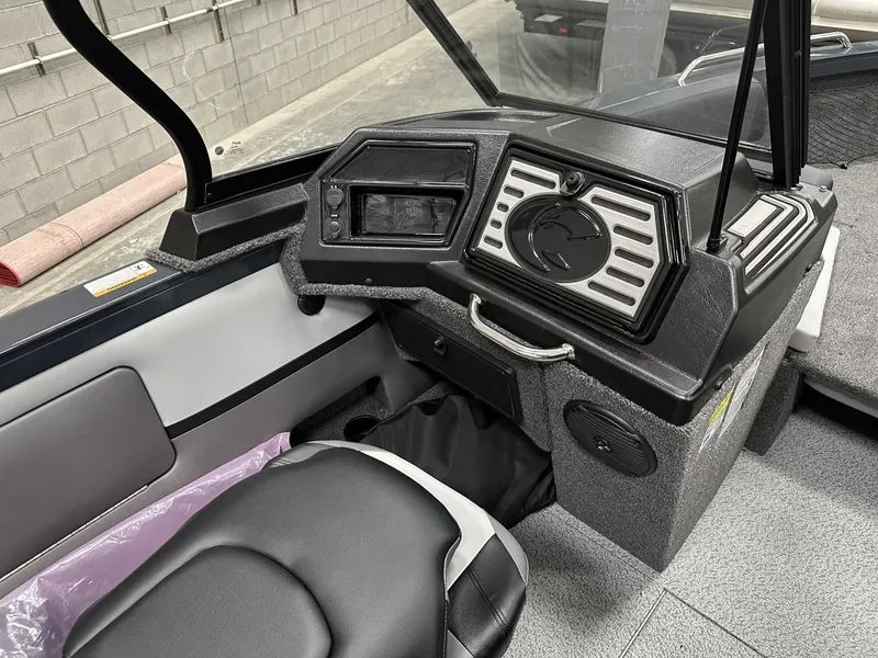 Slide: The Image of Crestliner CSF205 2025 - 12