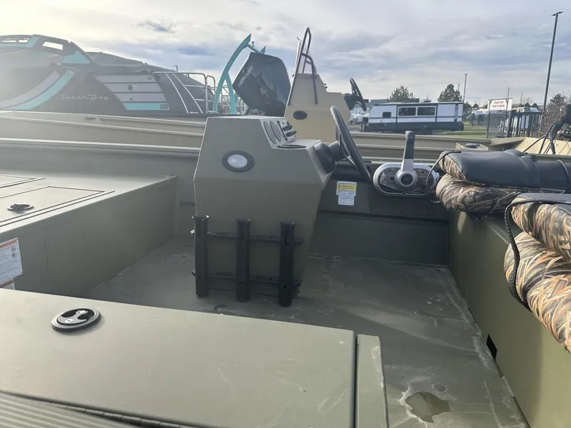 Slide: The Image of Crestliner CRESTLINER 1660 Retriever Side Console 2025 - 10