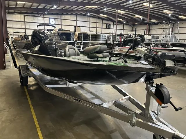 Slide: The Image of Xpress X19 Pro Bass W/Yamaha 200 "SHO" 2025 - 3