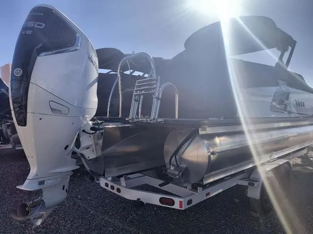 Slide: The Image of Tahoe Grand Tahoe LTD Versatile Rear Bench Windshield 25 2025 - 10