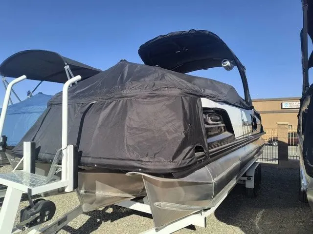 Slide: The Image of Tahoe Grand Tahoe LTD Versatile Rear Bench Windshield 25 2025 - 11