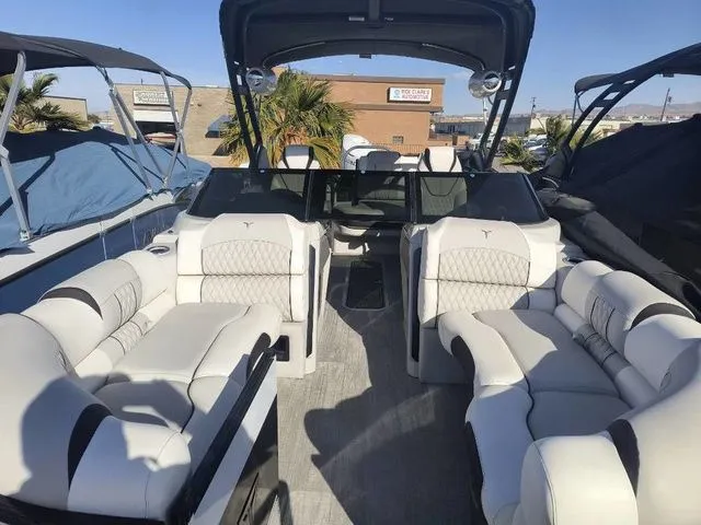 Slide: The Image of Tahoe Grand Tahoe LTD Versatile Rear Bench Windshield 25 2025 - 13