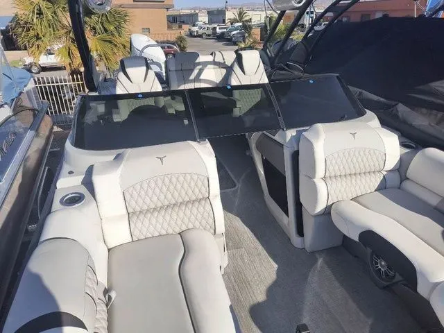 Slide: The Image of Tahoe Grand Tahoe LTD Versatile Rear Bench Windshield 25 2025 - 14