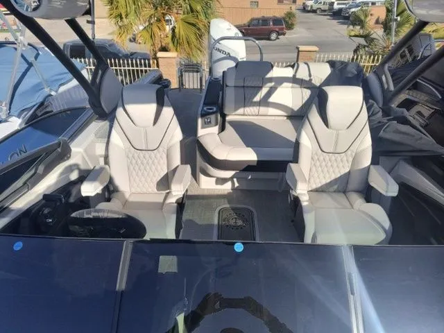 Slide: The Image of Tahoe Grand Tahoe LTD Versatile Rear Bench Windshield 25 2025 - 15