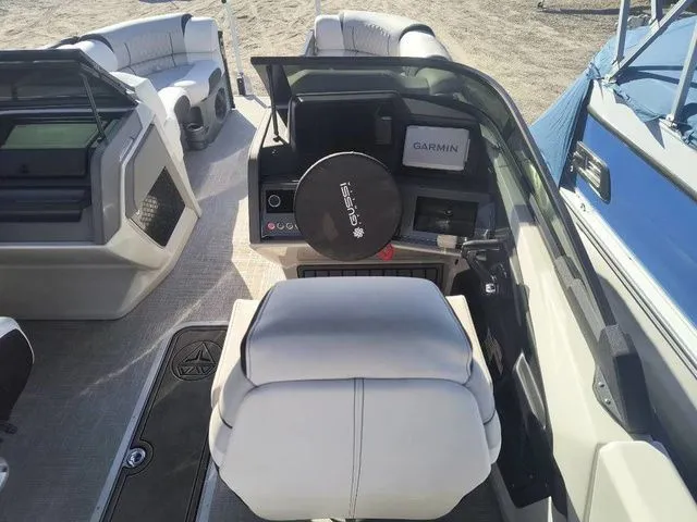 Slide: The Image of Tahoe Grand Tahoe LTD Versatile Rear Bench Windshield 25 2025 - 16