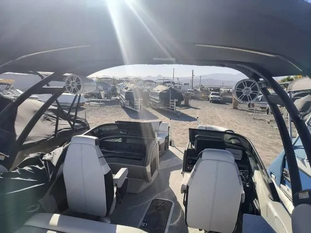 Slide: The Image of Tahoe Grand Tahoe LTD Versatile Rear Bench Windshield 25 2025 - 17