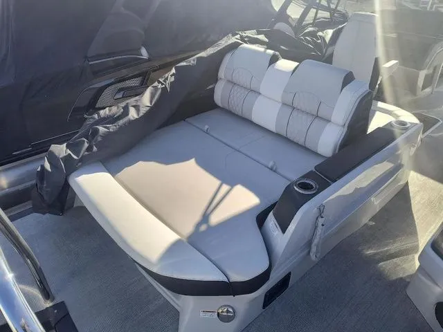 Slide: The Image of Tahoe Grand Tahoe LTD Versatile Rear Bench Windshield 25 2025 - 18