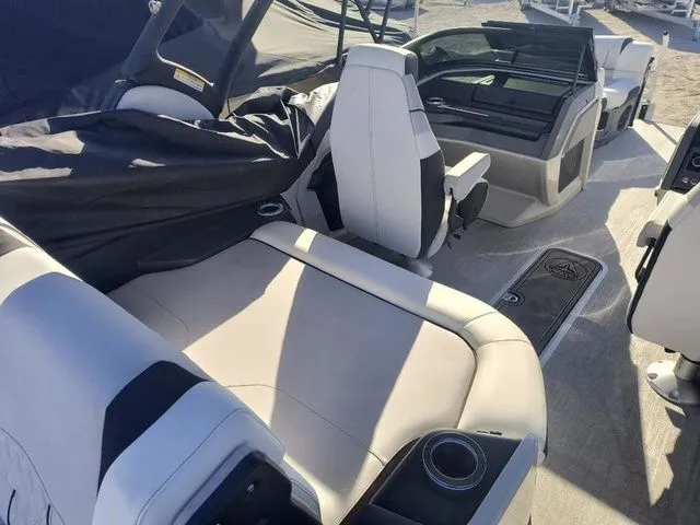 Slide: The Image of Tahoe Grand Tahoe LTD Versatile Rear Bench Windshield 25 2025 - 19