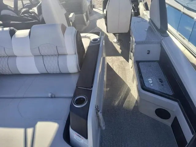 Slide: The Image of Tahoe Grand Tahoe LTD Versatile Rear Bench Windshield 25 2025 - 20