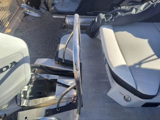 Slide: The Image of Tahoe Grand Tahoe LTD Versatile Rear Bench Windshield 25 2025 - 21