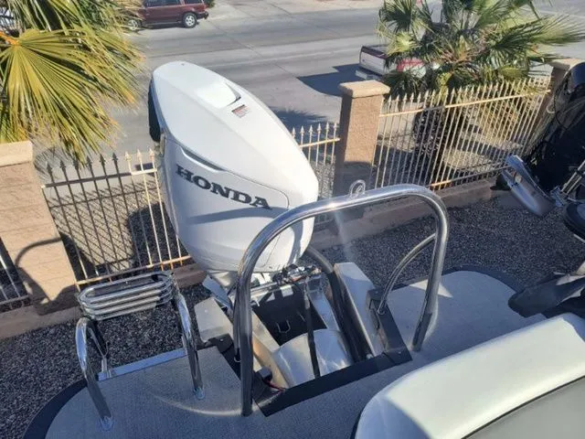 Slide: The Image of Tahoe Grand Tahoe LTD Versatile Rear Bench Windshield 25 2025 - 22