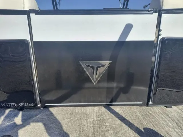 Slide: The Image of Tahoe Grand Tahoe LTD Versatile Rear Bench Windshield 25 2025 - 23