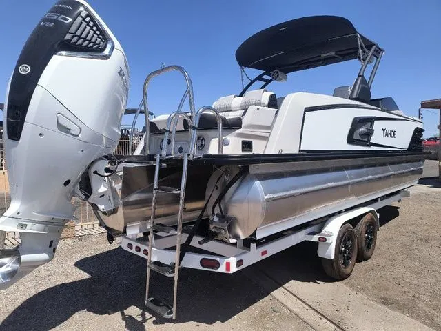 Slide: The Image of Tahoe Grand Tahoe LTD Versatile Rear Bench Windshield 25 2025 - 3