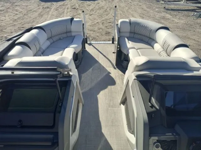 Slide: The Image of Tahoe Grand Tahoe LTD Versatile Rear Bench Windshield 25 2025 - 31