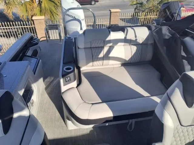 Slide: The Image of Tahoe Grand Tahoe LTD Versatile Rear Bench Windshield 25 2025 - 32