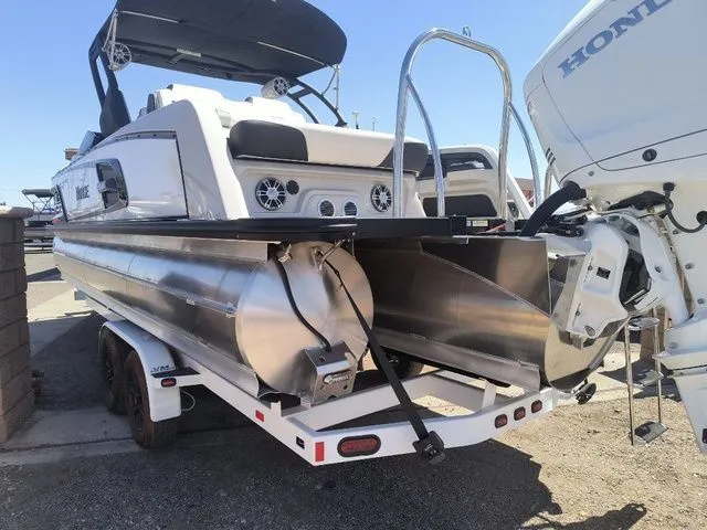 Slide: The Image of Tahoe Grand Tahoe LTD Versatile Rear Bench Windshield 25 2025 - 4