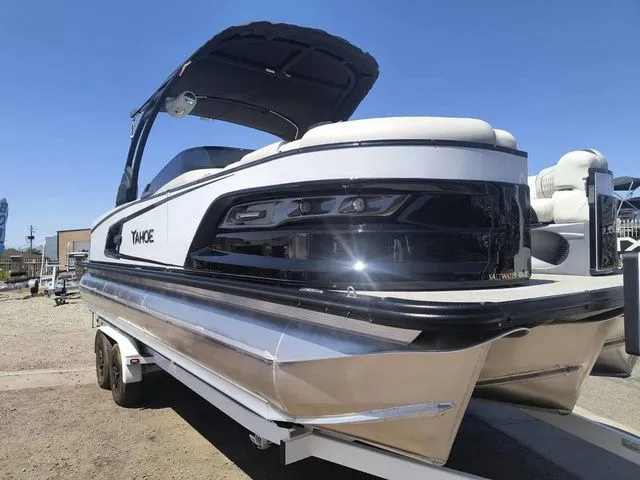 Slide: The Image of Tahoe Grand Tahoe LTD Versatile Rear Bench Windshield 25 2025 - 6