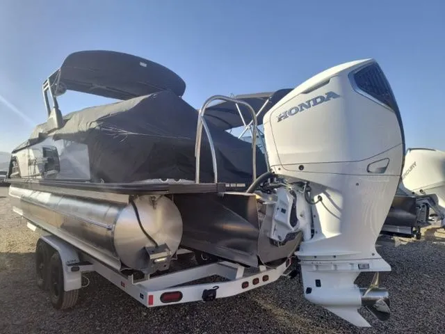 Slide: The Image of Tahoe Grand Tahoe LTD Versatile Rear Bench Windshield 25 2025 - 9