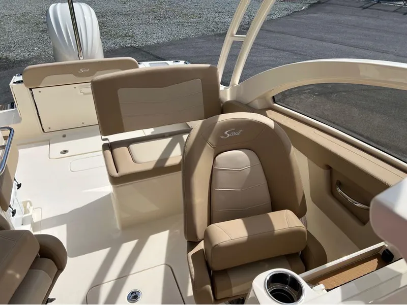 Slide: The Image of Scout 240 Dorado 2025 - 14