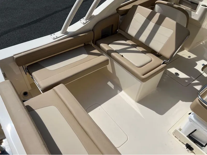 Slide: The Image of Scout 240 Dorado 2025 - 17