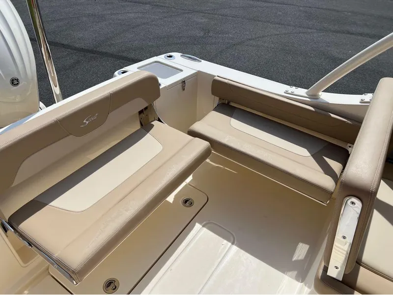 Slide: The Image of Scout 240 Dorado 2025 - 19