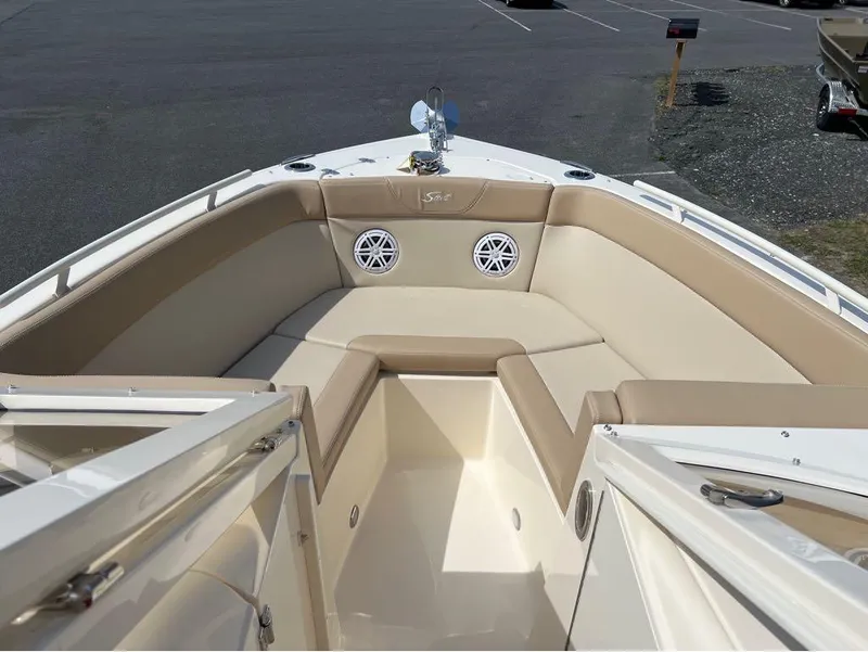 Slide: The Image of Scout 240 Dorado 2025 - 9