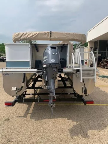 Slide: The Image of 2023 SunCatcher Select 18F pontoon boat with Yamaha 70 outboard motor. - 9