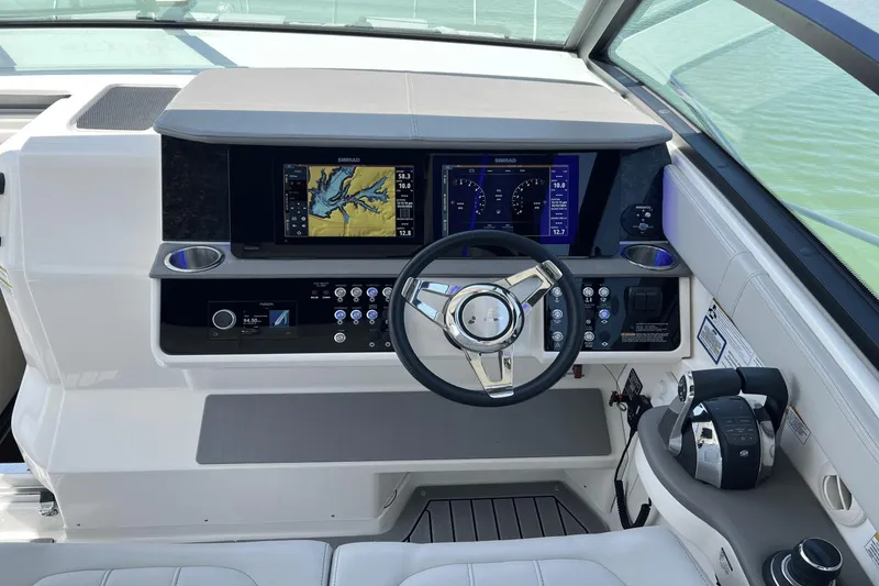 Slide: The Image of Sea Ray 320 Sundancer 2021 - 10