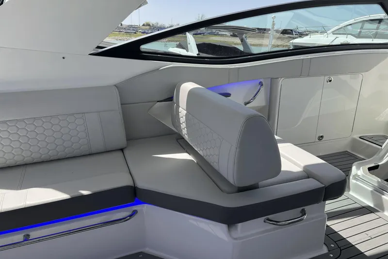 Slide: The Image of Sea Ray 320 Sundancer 2021 - 11