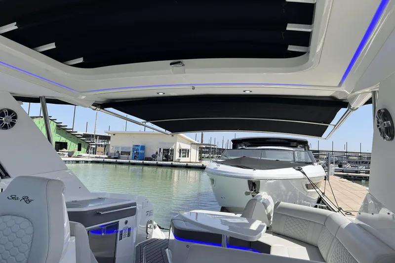 Slide: The Image of Sea Ray 320 Sundancer 2021 - 12